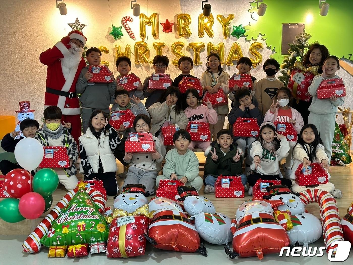 본문 이미지 - 대구 대봉초등학교는 22일 크리스마스와 겨울방학식을 맞아 동심을 챙기는 특별한 크리스마스 행사를 열고 학생들에게 선물을 나눠줬다. (대봉초 제공) 2023.12.22/뉴스1