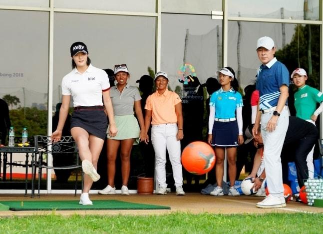 본문 이미지 -  축구공을 차는 김민별(맨 왼쪽)과 신태용 감독(오른쪽 두 번째). (AGLF 제공)