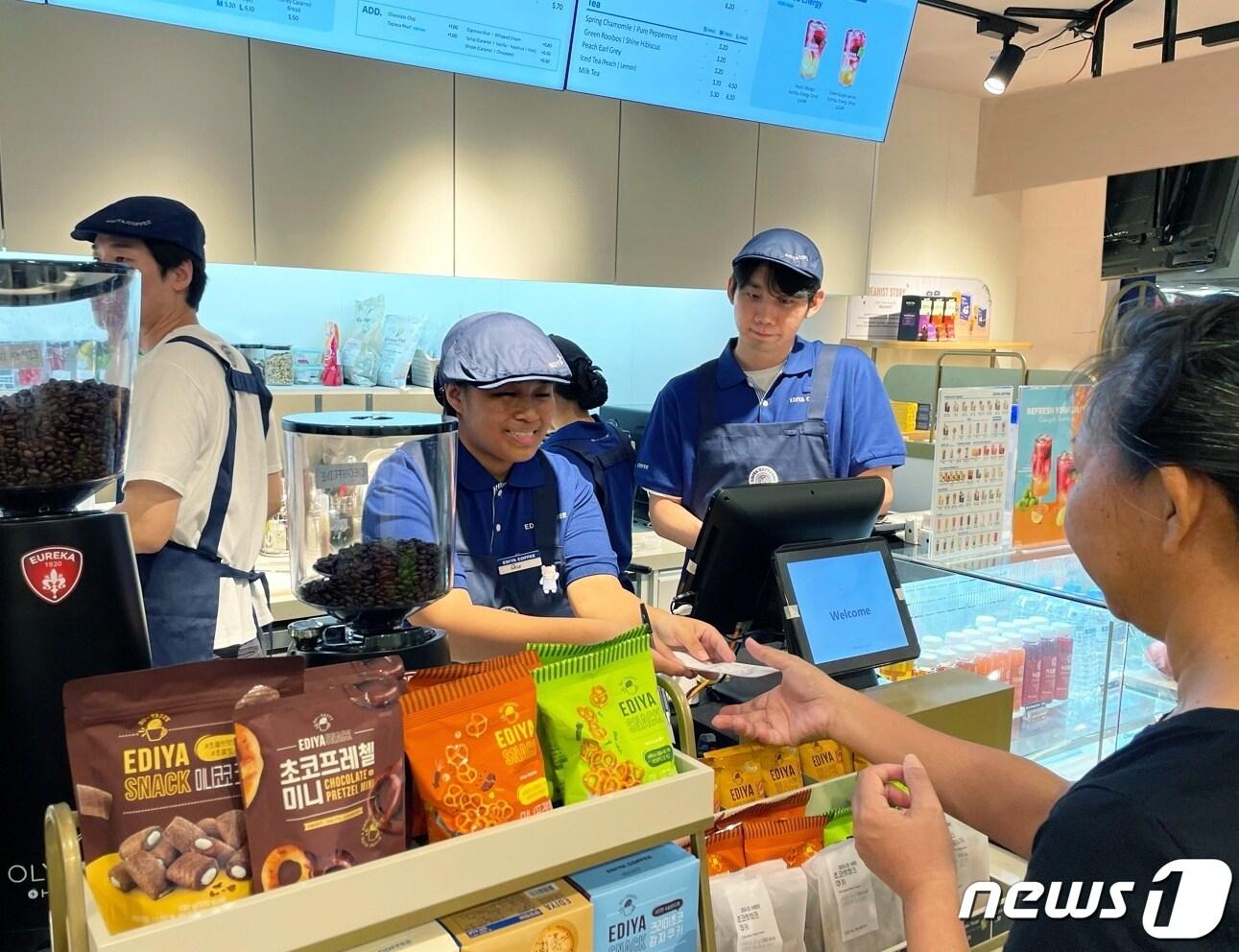 본문 이미지 - 이디야커피는 22일 해외 가맹 1호점이자 3900호점 '괌 마이크로네시아몰점'을 개소하며 해외 시장으로 영역을 확장한다.(이디야커피제공)