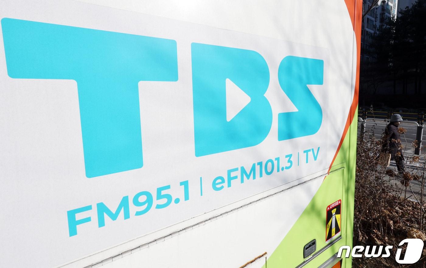 22일 서울 마포구 매봉산로 서울특별시 미디어재단 TBS 사옥 주차장에 세워진 중계 차량 옆으로 시민이 지나가고 있다. 2023.12.22/뉴스1 ⓒ News1 박정호 기자