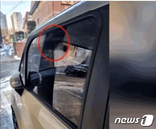 본문 이미지 -  업체 규정에도 없는 청소추가요금을 요구했다가 거절당한 청소용역업체 직원들이 의뢰인 차량에 침을 뱉는 등 분풀이를 하고 사라졌다. (JTBC 갈무리) ⓒ 뉴스1