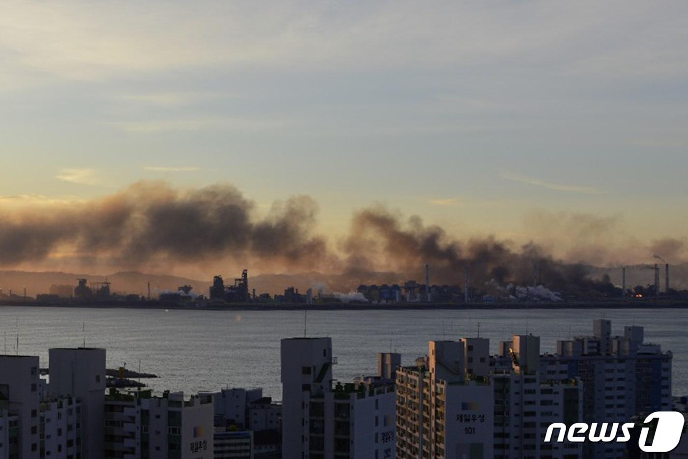 23일 오전 7시7분 쯤 경북 포스코 포항제철소에 원인을 알 수 없는 불이 나 화염이 공장을 뒤덮고 있다. 2023.12.23/뉴스1 ⓒ News1 최창호 기자