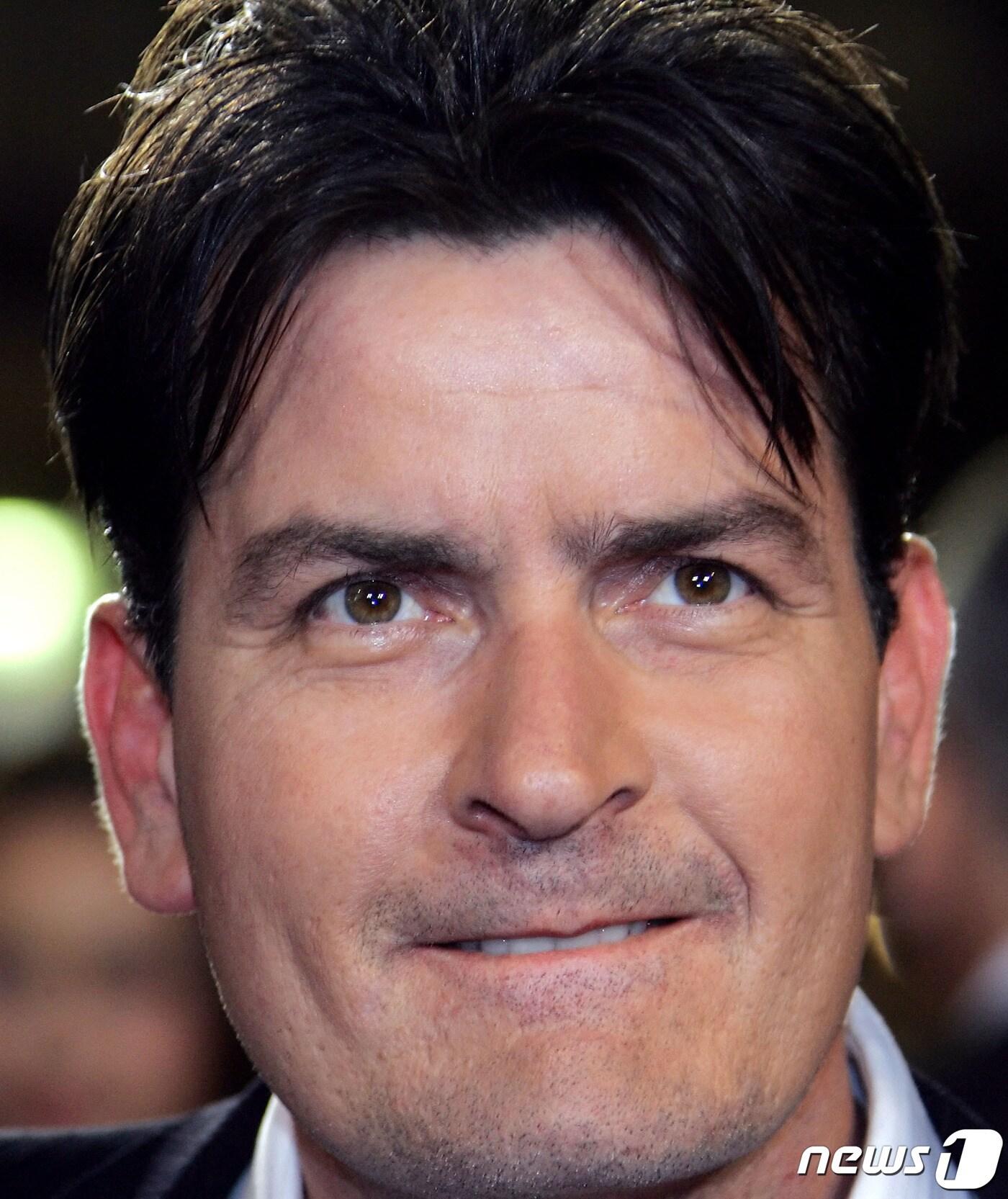 본문 이미지 - 22일(현지시간) '할리우드 악동'으로 불렸던 배우 찰리 신(58) 미국 로스앤젤레스 인근 말리부 자택에서 이웃에게 습격당했다. 사진은 2006년 5월 프랑스 칸 영화제에 참석한 신. 2006.05.21/ ⓒ AFP=뉴스1 ⓒ News1 박재하 기자