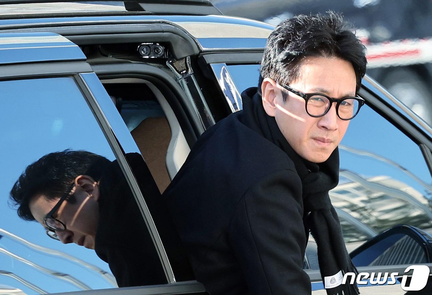 마약 투약 혐의를 받고 있는 배우 이선균 씨가 23일 오전 인천 남동구 인천논현경찰서로 3차 소환조사를 받기 위해 도착해 차량에서 내리고 있다. 경찰은 이 씨의 마약 투약 혐의 외에도 이 씨가 고소한 공갈 사건에 대해서도 조사를 이어갈 예정이다. 한편 이 씨 등에게 마약을 제공하고 투약한 혐의를 받는 서울 강남의 성형외과 의사는 지난 20일 구속됐다. 2023.12.23/뉴스1 ⓒ News1 박정호 기자