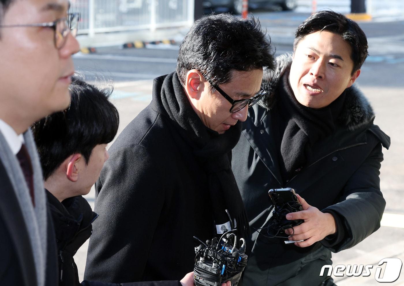 마약 투약 혐의를 받고 있는 배우 이선균 씨가 23일 오전 인천 남동구 인천논현경찰서로 3차 소환조사를 받기 위해 도착해 취재진의 질문공세를 받고 있다. 2023.12.23/뉴스1 ⓒ News1 박정호 기자