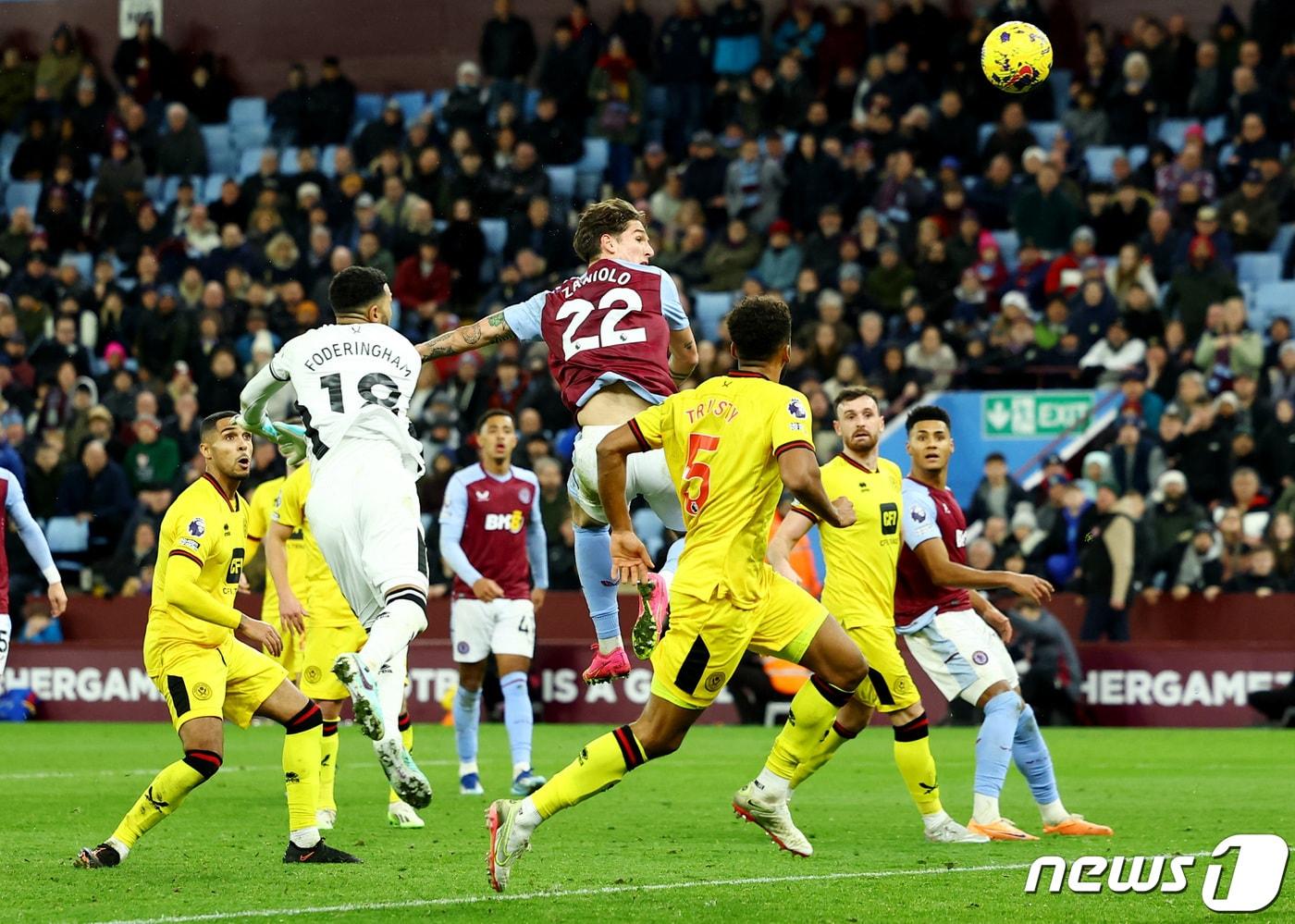 후반 추가시간 극장골을 터트린 애스턴 빌라 자니올로(가운데). ⓒ 로이터=뉴스1