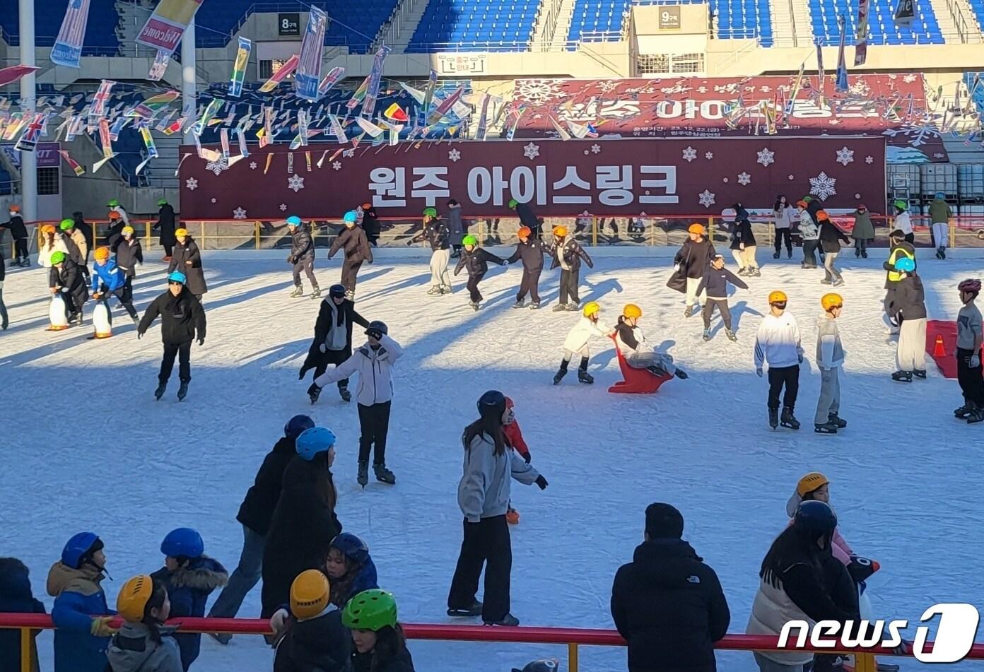 본문 이미지 - 23일 강원도 원주시 원주댄싱공연장에 마련된 원주 아이스링크를 찾은 시민들이 즐거운 시간을 보내고 있다. 강원 원주시와 원주시시설관리공단은 내년 2월 11일까지 원주댄싱공연장에서 야외 아이스링크장과 키즈썰매장을 운영한다. 2023.12.23/뉴스1 ⓒ News1 신관호 기자