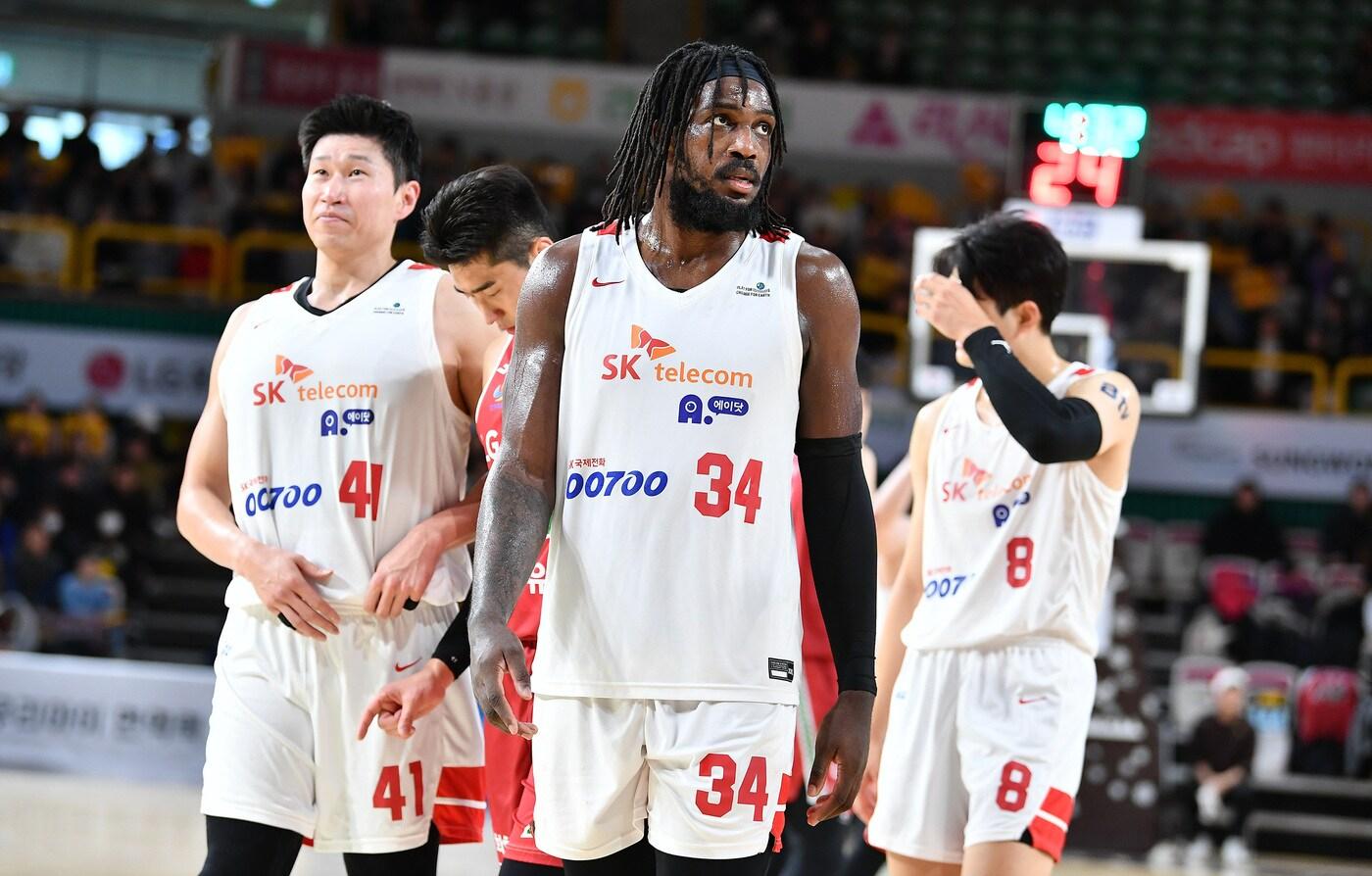 본문 이미지 - 서울 SK의 외국인 선수 자밀 워니(가운데). (KBL 제공)