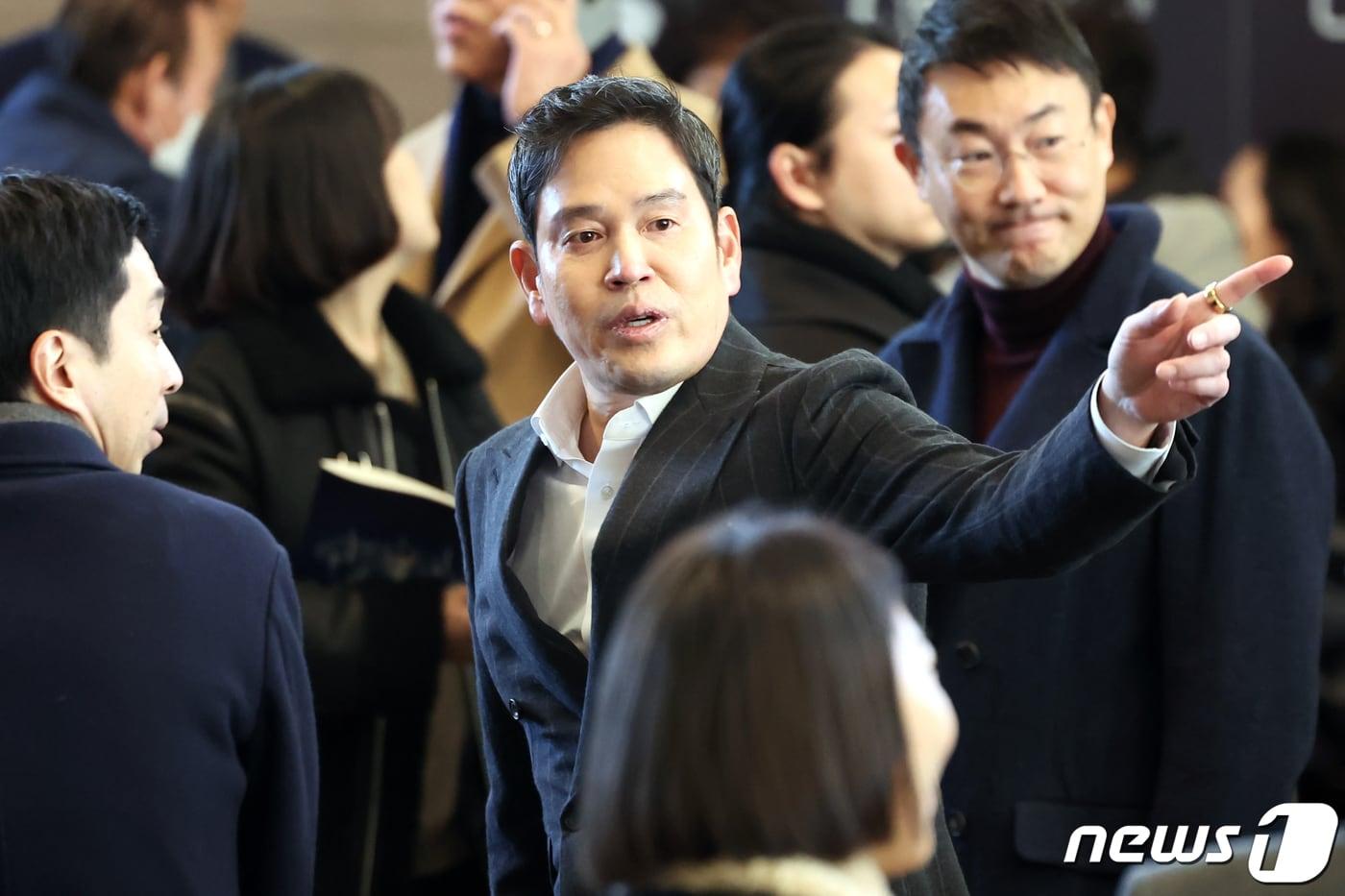 정용진 신세계그룹 회장이 서울 서초구 예술의 전당에서 지인들과 인사를 나누고 있다. 2023.12.23/뉴스1 ⓒ News1 민경석 기자