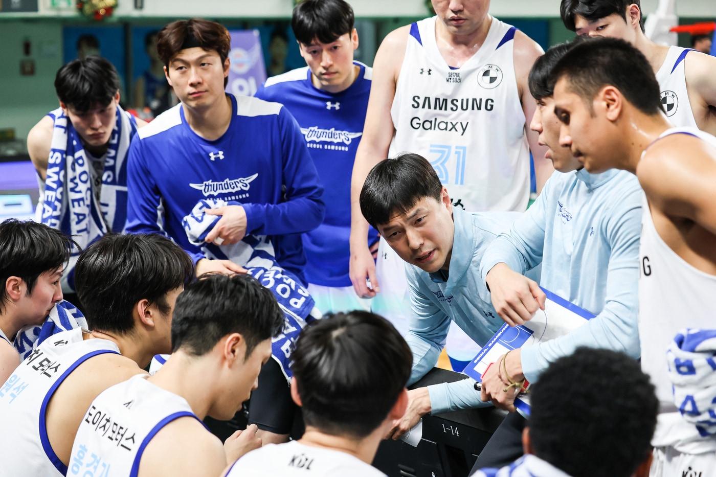 본문 이미지 - 서울 삼성의 김효범 감독대행이 23일 열린 대구 한국가스공사와 2023-24 정관장 프로농구 경기에서 선수들에게 작전을 지시하고 있다. (KBL 제공)