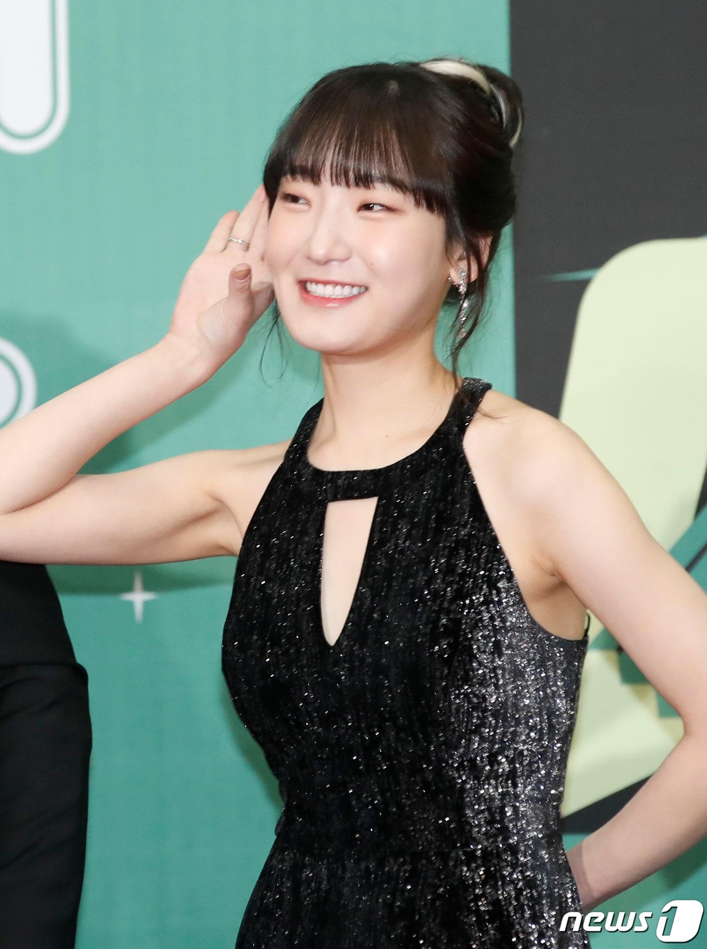 본문 이미지 - 방송인 히밥이 23일 오후 서울시 영등포구 여의도 KBS 신관 웨딩홀에서 열린 &#39;2023 KBS 연예대상&#39; 레드카펫 행사에서 포즈를 취하고 있다. 2023.12.23/뉴스1  ⓒ News1 권현진 기자