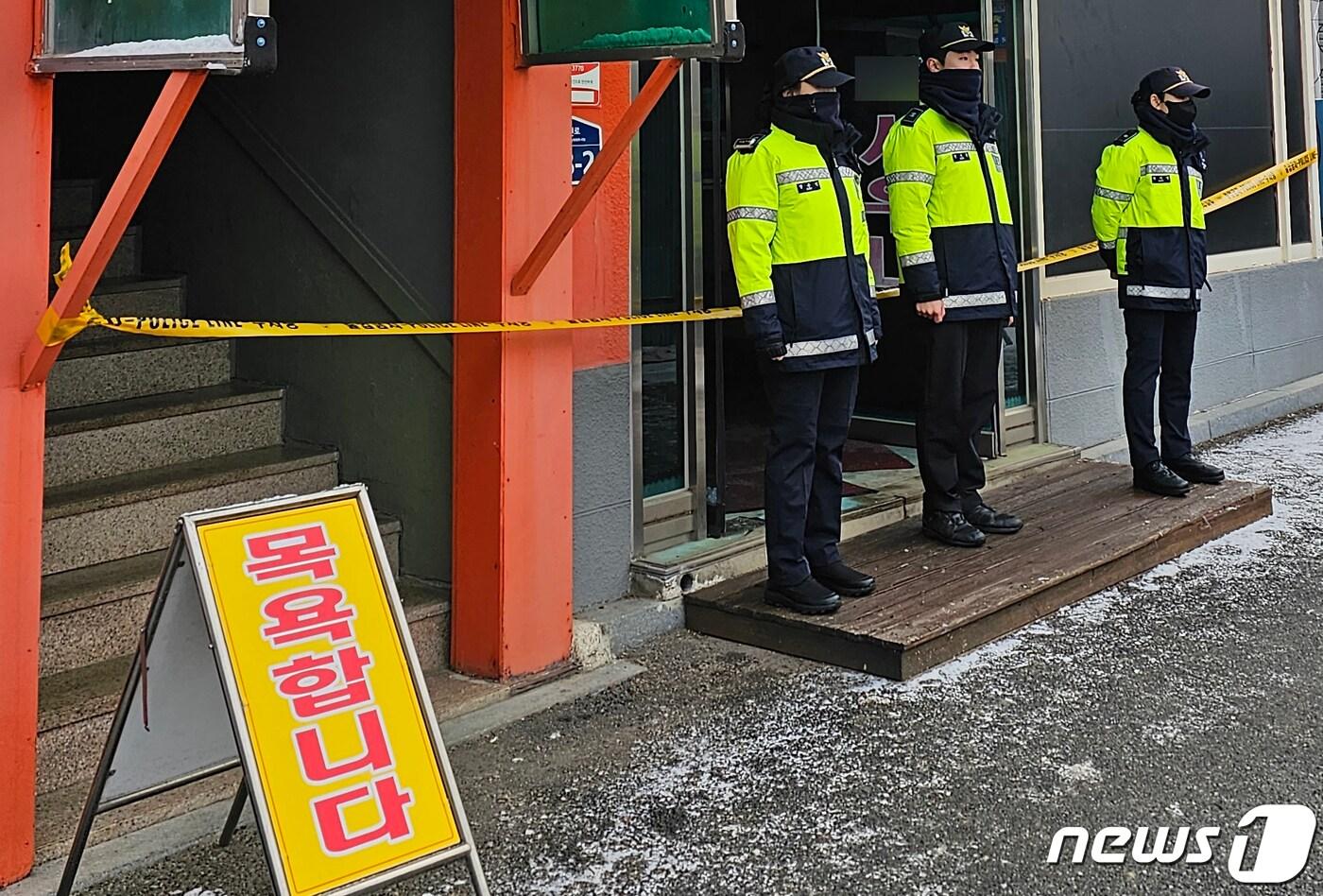 본문 이미지 - 24일 세종시 조치원읍의 한 목욕탕에서 감전사고로 70대 3명이 사망한 가운데 경찰이 해당 목욕탕 출입을 통제하고 있다. /뉴스1 ⓒ News1 장동열 기자