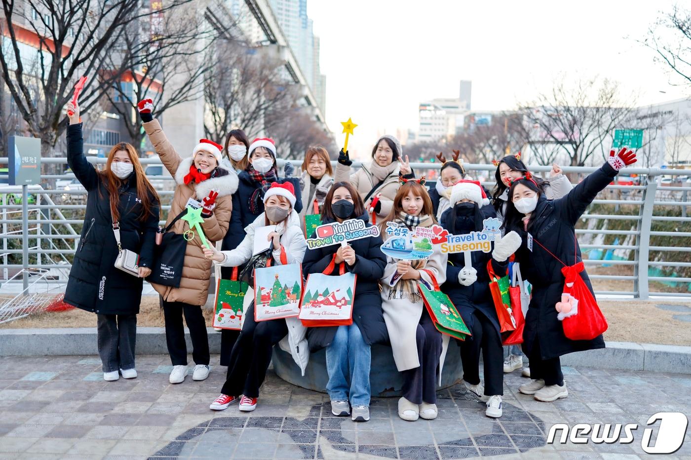 본문 이미지 - 지난 22일 대구 수성문화재단이 일본, 대만 등 외국인 관광객들과 함께 대표 관광지인 수성못을 투어하기 위해 기념사진을 촬영하고 있다.(대구 수성문화재단 제공)