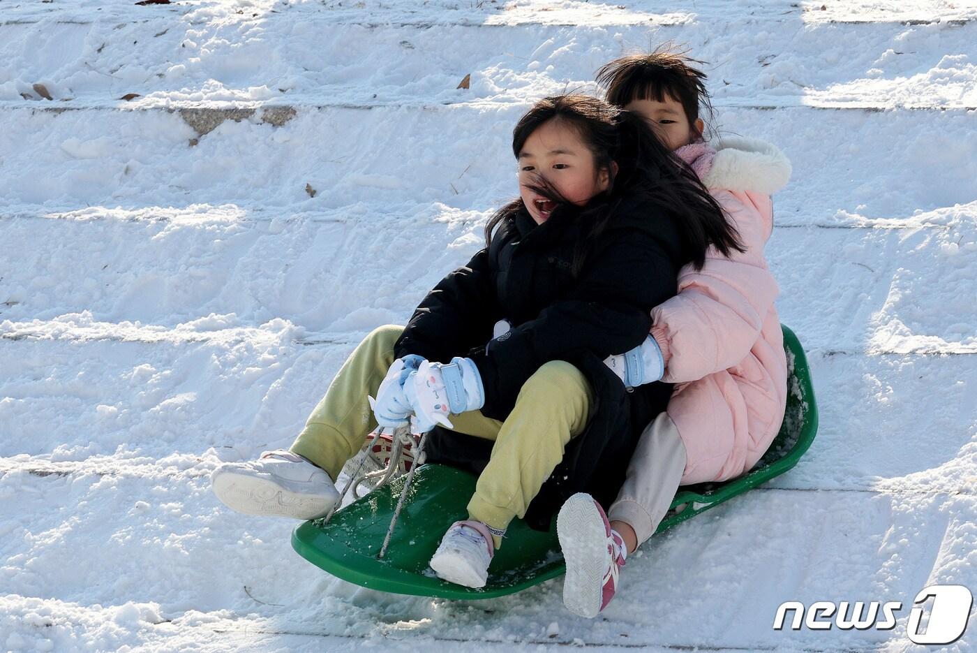 24일 오후 서울 뚝섬한강공원 눈썰매장을 찾은 어린이가 썰매를 타고 있다. 2023.12.24/뉴스1 ⓒ News1 장수영 기자