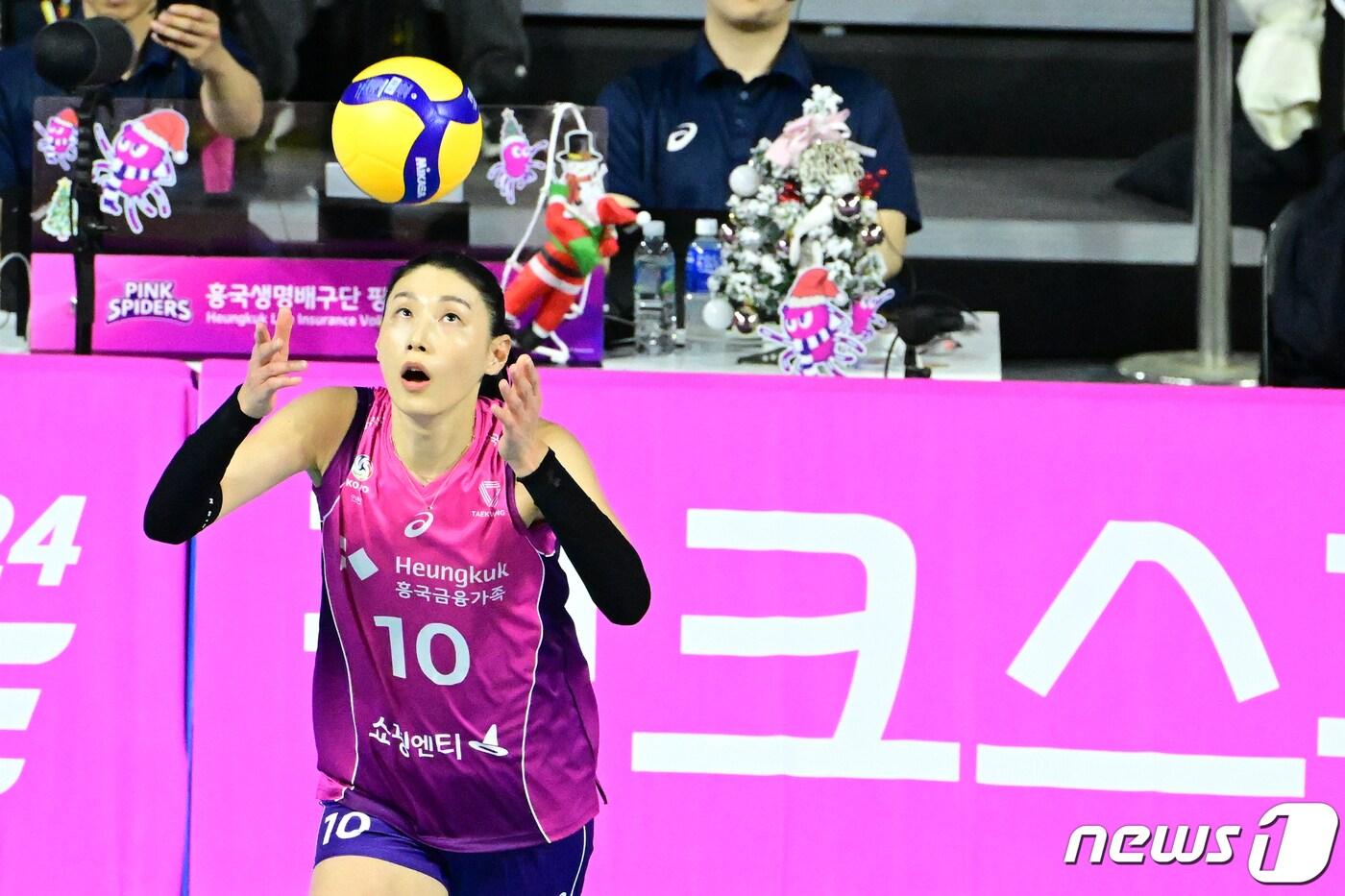 본문 이미지 - 흥국생명 김연경이 24일 인천 삼산월드체육관에서 열린 도드람 2023-24 V리그 여자부 정관장과의 경기에서 서브를 넣고 있다. (KOVO 제공)