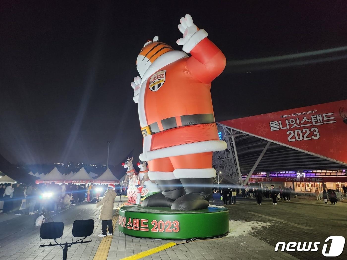 본문 이미지 - 가수 싸이의 공연이 열리는 서울 올림픽체조경기장 입구/뉴스1 ⓒ News1 장성 기자