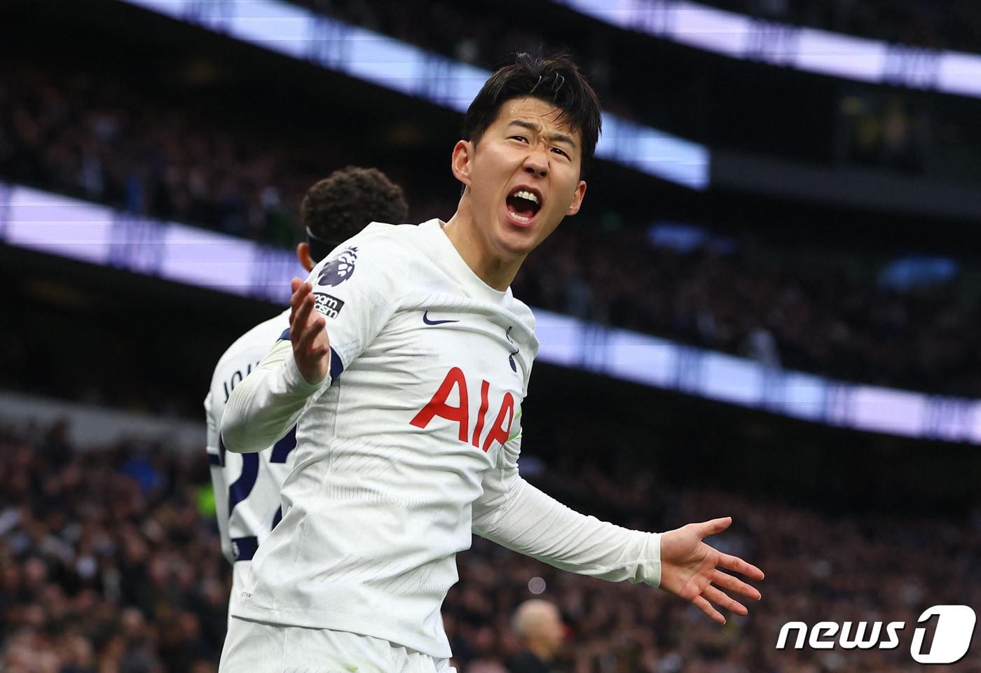 토트넘의 손흥민이 23일(현지시간) 영국 런던 토트넘 홋스퍼 스타디움에서 열린 EPL 에버턴과 경기서 히샤를리송의 선제골에 환호를 하고 있다. 2023.12.25 ⓒ 로이터=뉴스1 ⓒ News1 우동명 기자