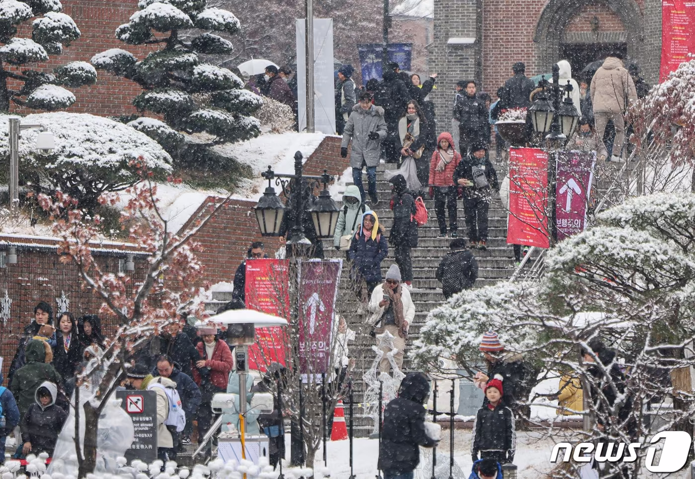 8년 만에 화이트 크리스마스가 찾아온 25일 오전 서울 중구 명동성당을 찾은 관광객들로 북적이고 있다. 2023.12.25/뉴스1 ⓒ News1 김도우 기자