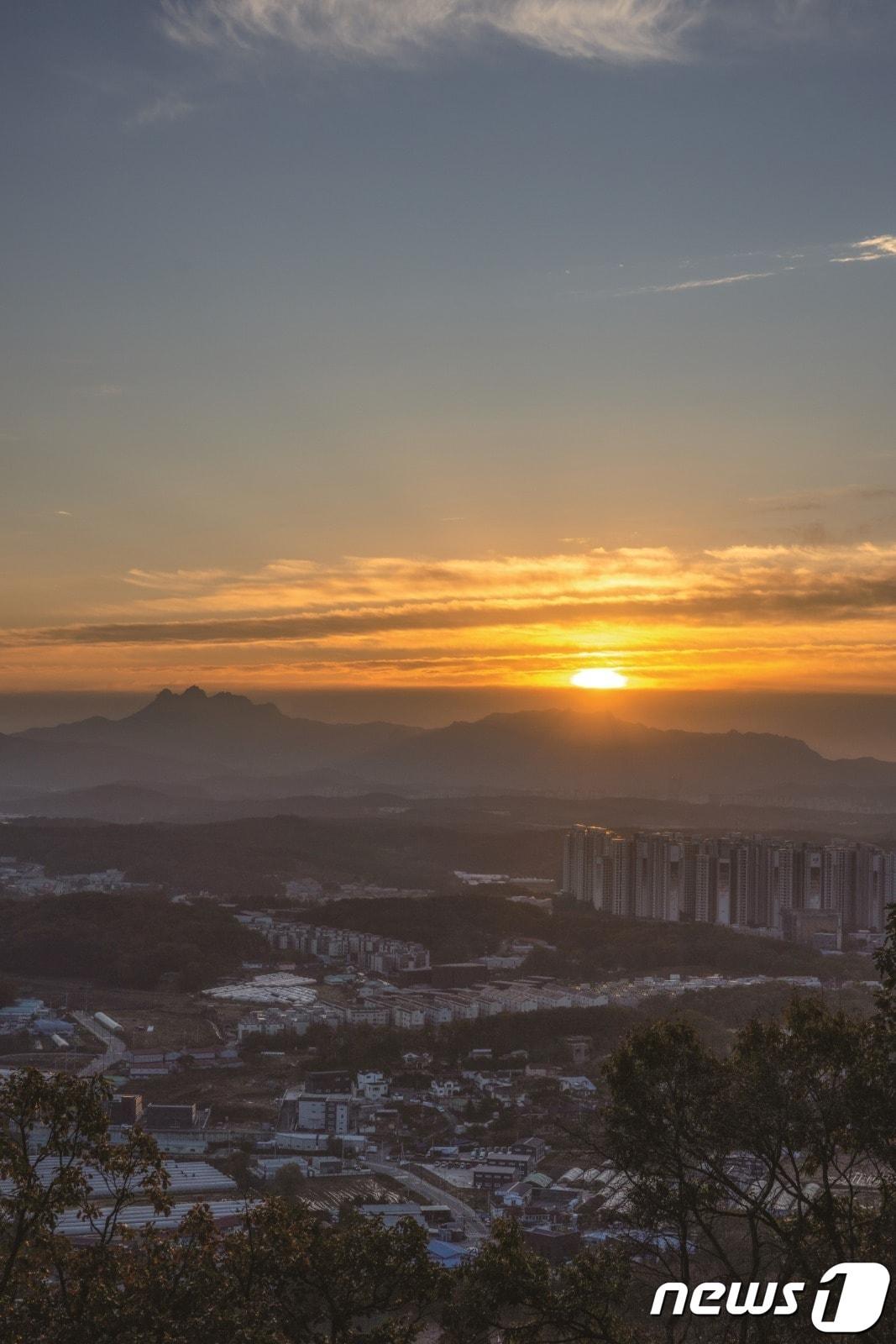 본문 이미지 - 고양시 고봉산 전방대에서 바라본 해돋이. (고양시 제공)