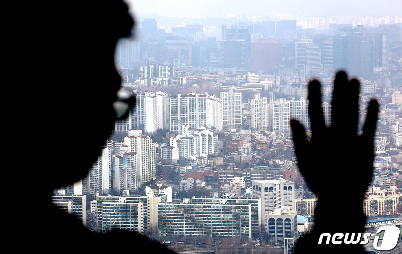 본문 이미지 - 25일 오후 서울 여의도 63스퀘어 전망대 63아트를 찾은 관람객이 아파트 단지를 바라보고 있다.2023.12.25/뉴스1 ⓒ News1 장수영 기자