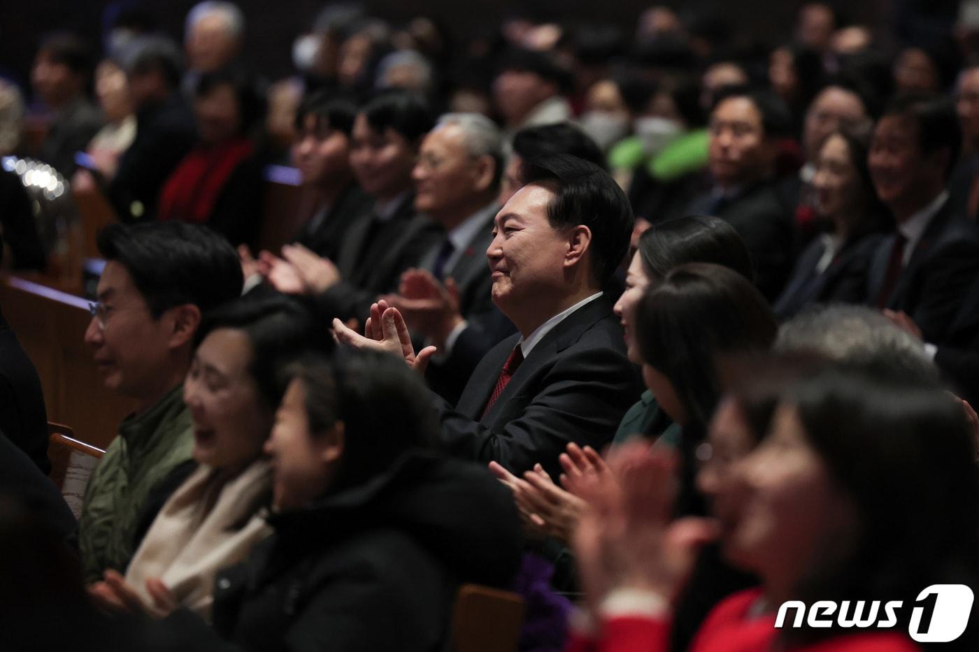 본문 이미지 - 윤석열 대통령이 성탄절인 25일 오전 서울 중구 정동제일교회에서 열린 2023 성탄축하예배에 참석해 공연을 관람하며 손뼉치고 있다. (대통령실 제공) 2023.12.25/뉴스1 ⓒ News1 안은나 기자