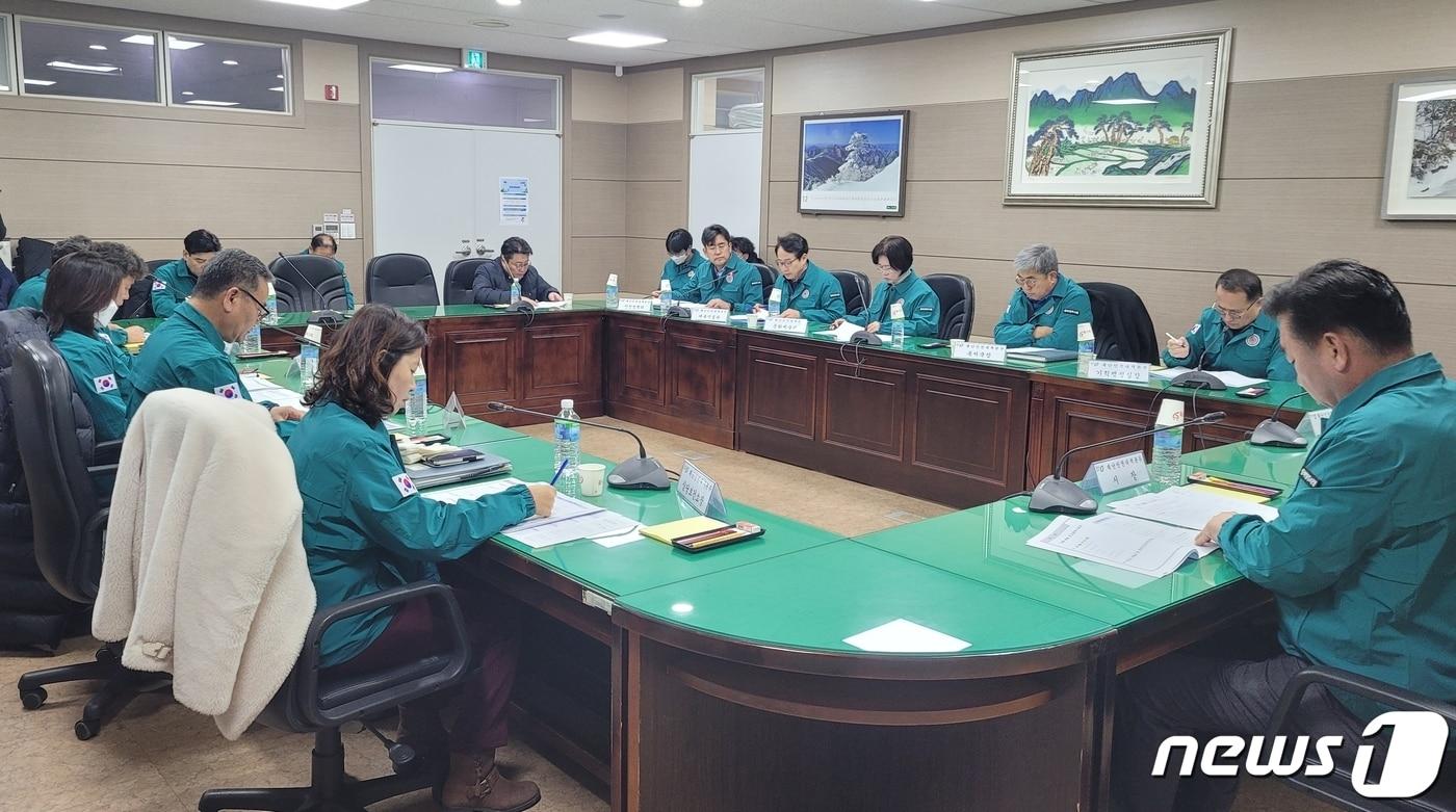 본문 이미지 - 25일 충북 청주시 농업기술센터에서 열린 사고수습 대책 회의에서 이범석 시장과 관계 공무원들이 회의를 열고 부상자 지원 방안을 논의했다.(청주시 제공)/뉴스1