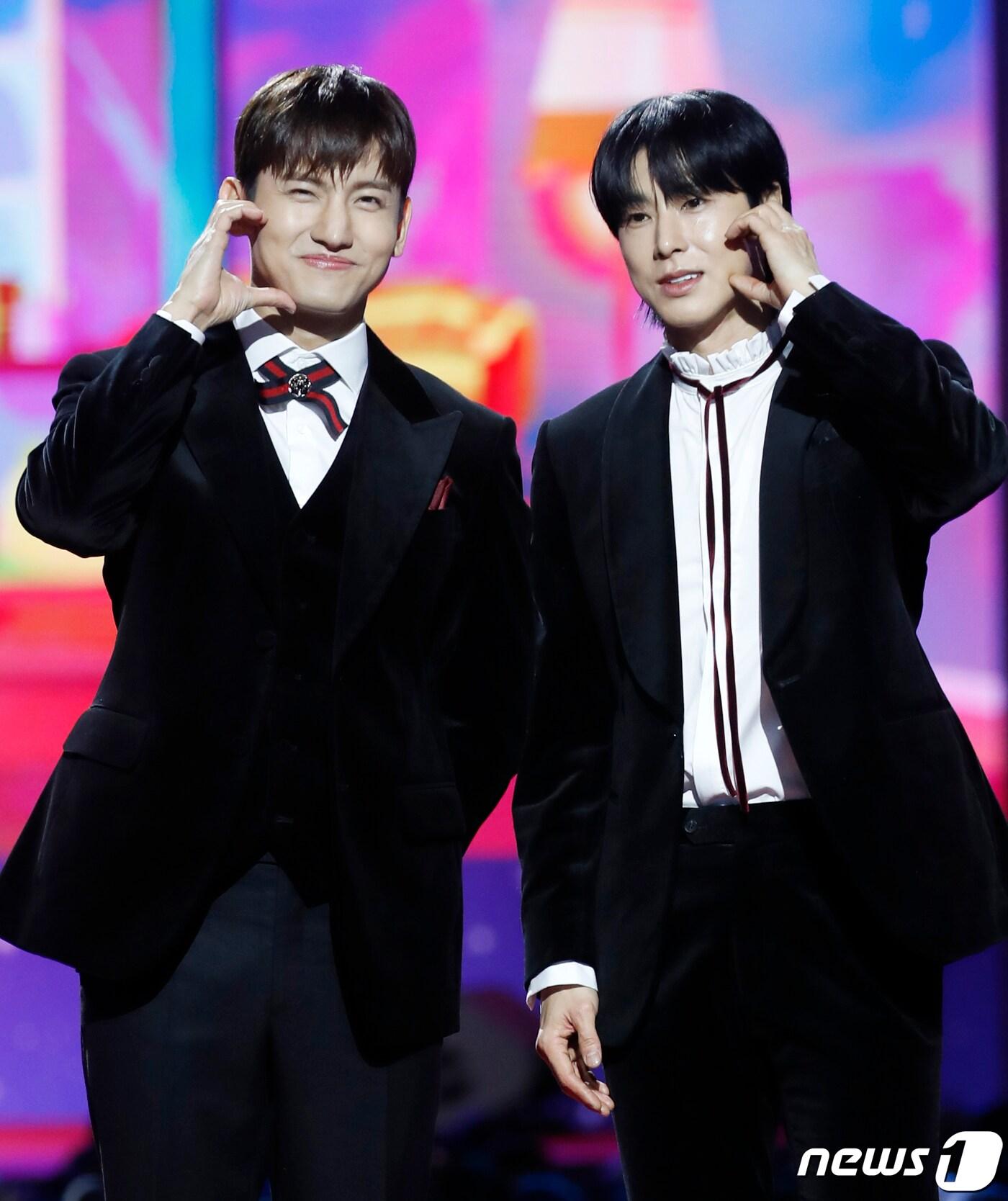 본문 이미지 - 동방신기 최강창민과 유노윤호(오른쪽)가 크리스마스인 25일 오후 인천 중구 인스파이어 아레나에서 열린 '2023 SBS 가요대전' 레드카펫 행사에서 포즈를 취하고 있다. 2023.12.25/뉴스1 ⓒ News1 권현진 기자