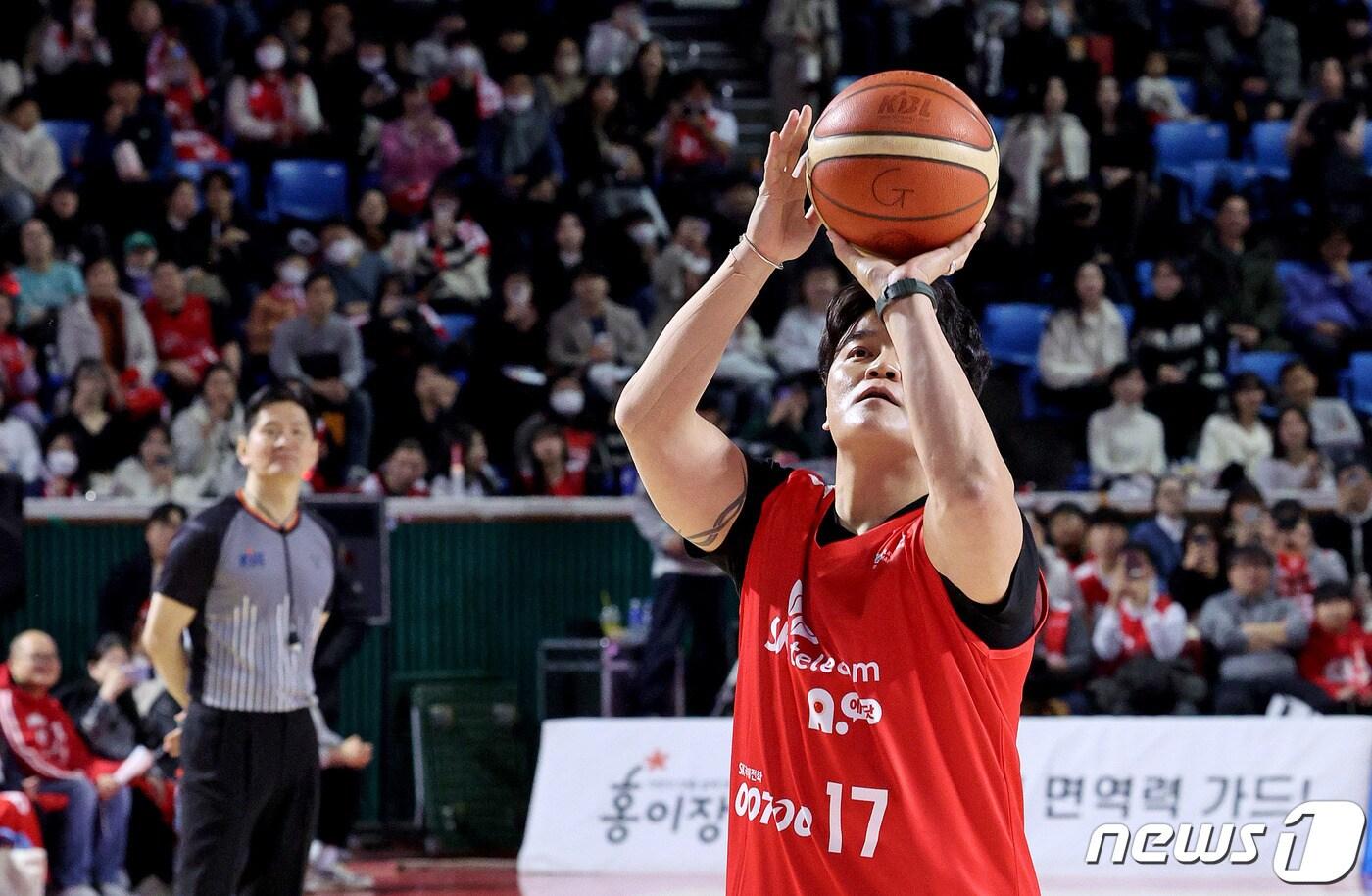 25일 오후 서울 송파구 잠실학생체육관서 열린 &#39;2023-2024 정관장 프로농구&#39; 서울 SK와 서울 삼성의 경기에 앞서 SSG랜더스 추신수가 시투하고 있다. 2023.12.25/뉴스1 ⓒ News1 장수영 기자