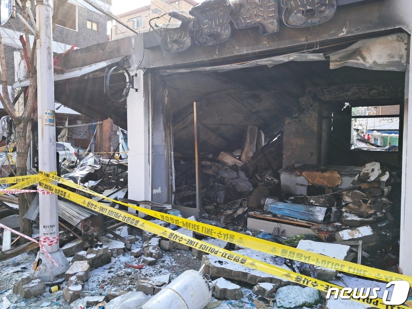 본문 이미지 - 24일 밤 폭발 사고와 화재가 난 대전 대덕구 오정동의 한 식당이 25일 오전 처참한 모습을 드러냈다. 2023.12.25 /뉴스1 ⓒNews1 최일 기자