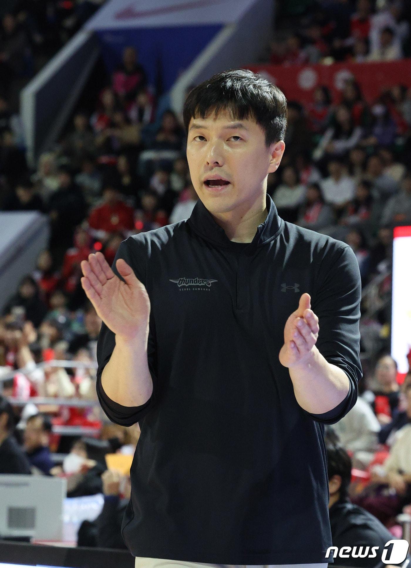 본문 이미지 - 25일 오후 서울 송파구 잠실학생체육관서 열린 '2023-2024 정관장 프로농구' 서울SK와 서울 삼성의 경기에서 삼성 김효범 감독대행이 작전을 지시하고 있다. 2023.12.25/뉴스1 ⓒ News1 장수영 기자