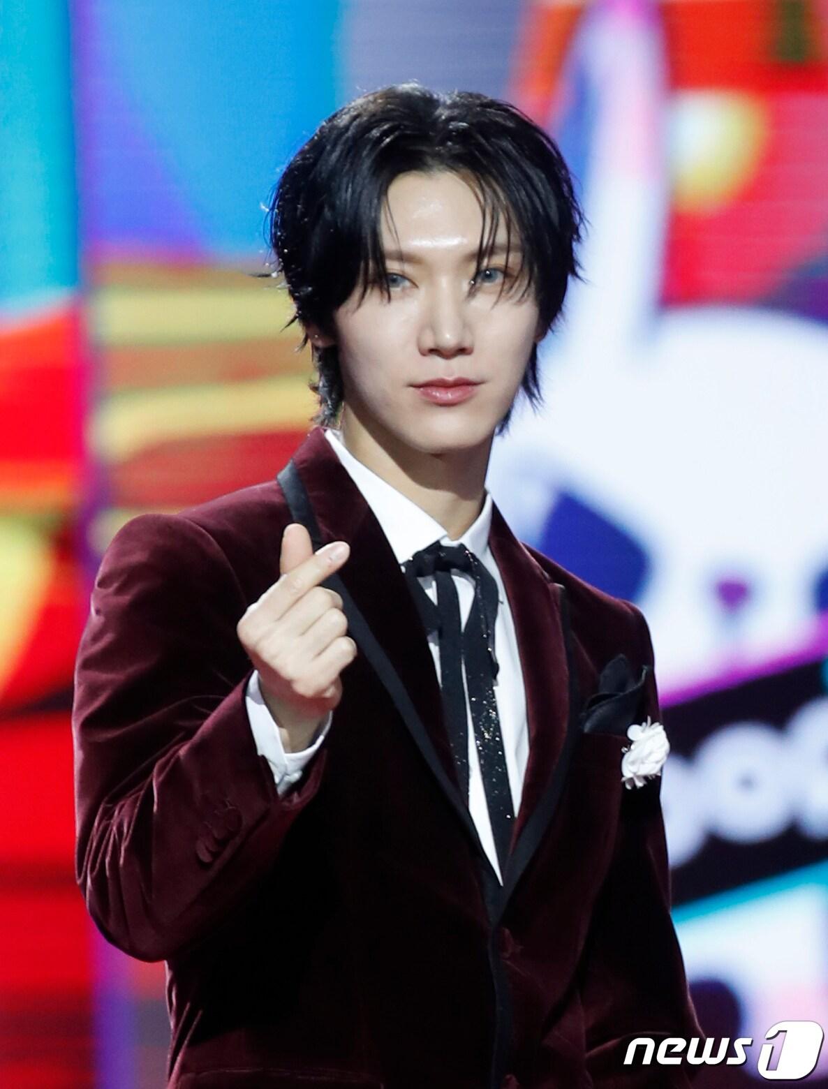 본문 이미지 - NCT의 텐이 크리스마스인 25일 오후 인천 중구 인스파이어 아레나에서 열린 '2023 SBS 가요대전' 레드카펫 행사에서 포즈를 취하고 있다. 2023.12.25/뉴스1 ⓒ News1 권현진 기자