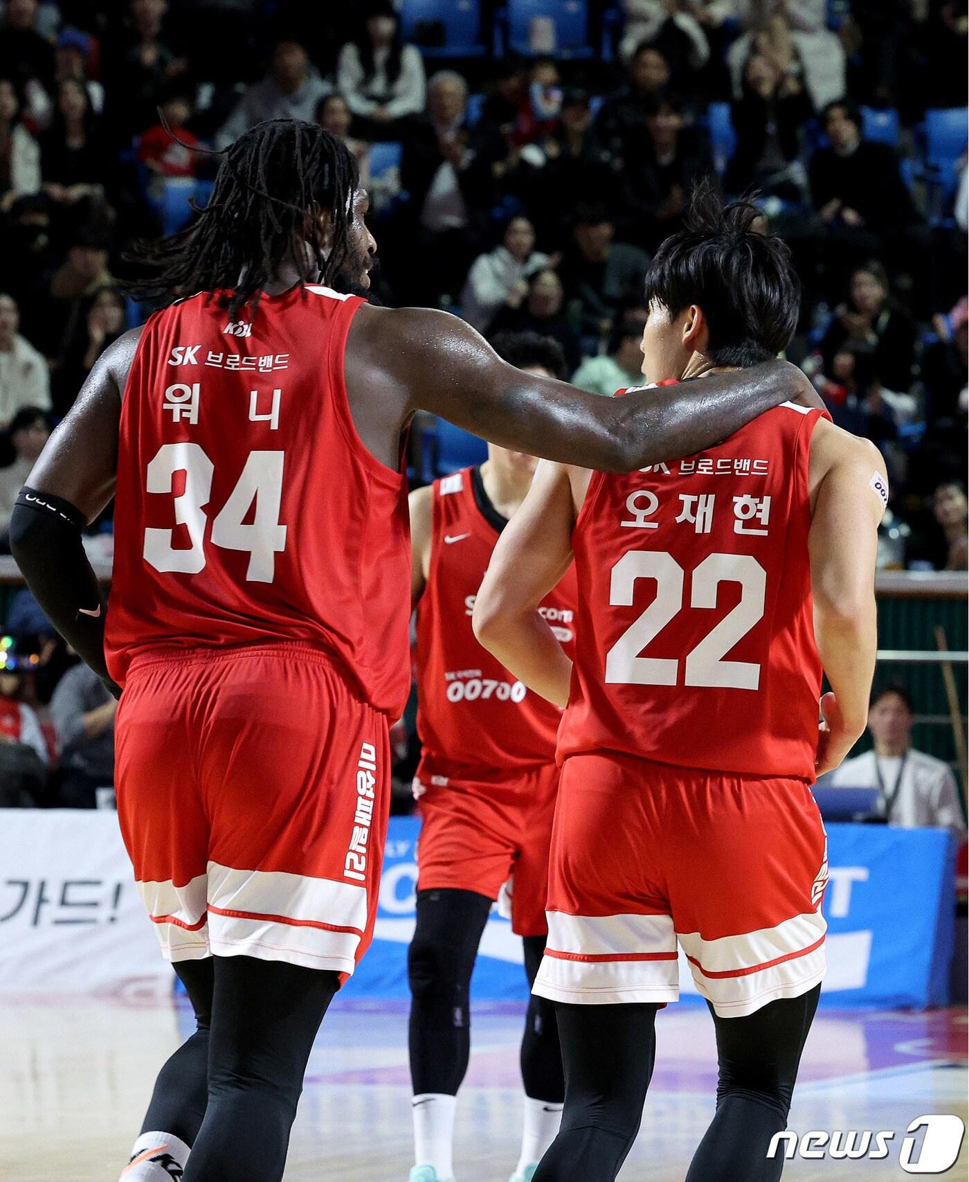 본문 이미지 - 25일 오후 서울 송파구 잠실학생체육관서 열린 '2023-2024 정관장 프로농구' 서울SK와 서울 삼성의 경기에서 SK 오재현과 워니가 콤비 플레이를 성공한 뒤 기뻐하고 있다. 2023.12.25/뉴스1 ⓒ News1 장수영 기자