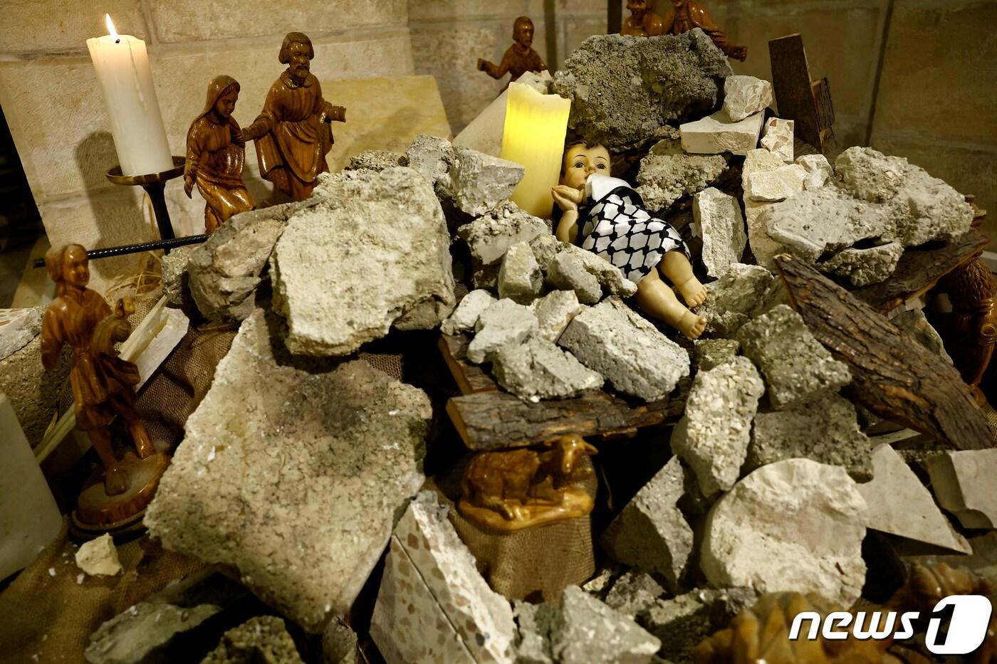 24일(현지시간) 팔레스타인 서안지구의 도시 베들레헴에 위치한 루터교회 앞에 아기예수의 탄생을 기리는 말구유 장식이 전시된 모습이다. 베들레헴 지역 교회 지도자들은 이스라엘·하마스 전쟁으로 민간인 피해가 계속되자 매년 개최했던 성탄 전야 행사를 취소했다. 2023.12.24. ⓒ 로이터=뉴스1 ⓒ News1 김성식 기자