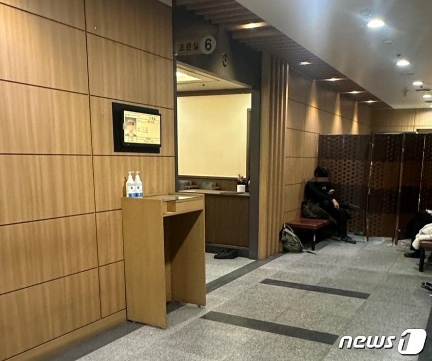 본문 이미지 - 25일 오후 8시 서울 노원구의 한 대학병원 장례식장 빈소 앞.