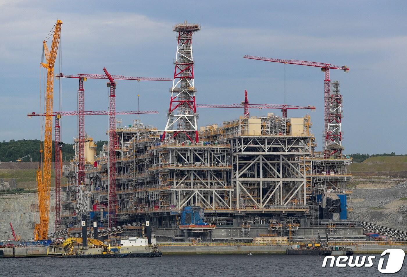 북극해와 접한 러시아 북동부 도시 무르만스크에서 러시아 최대 LNG 생산 기업인 노바텍이 대규모 에너지 개발사업인 &#39;북극&#40;ARCTIC&#41; LNG-2&#39; 프로젝트의 일환으로 건설 중인 생산시설의 모습. 2022.12.22. &lt;자료 사진&gt;ⓒ 로이터=뉴스1 ⓒ News1 김성식 기자