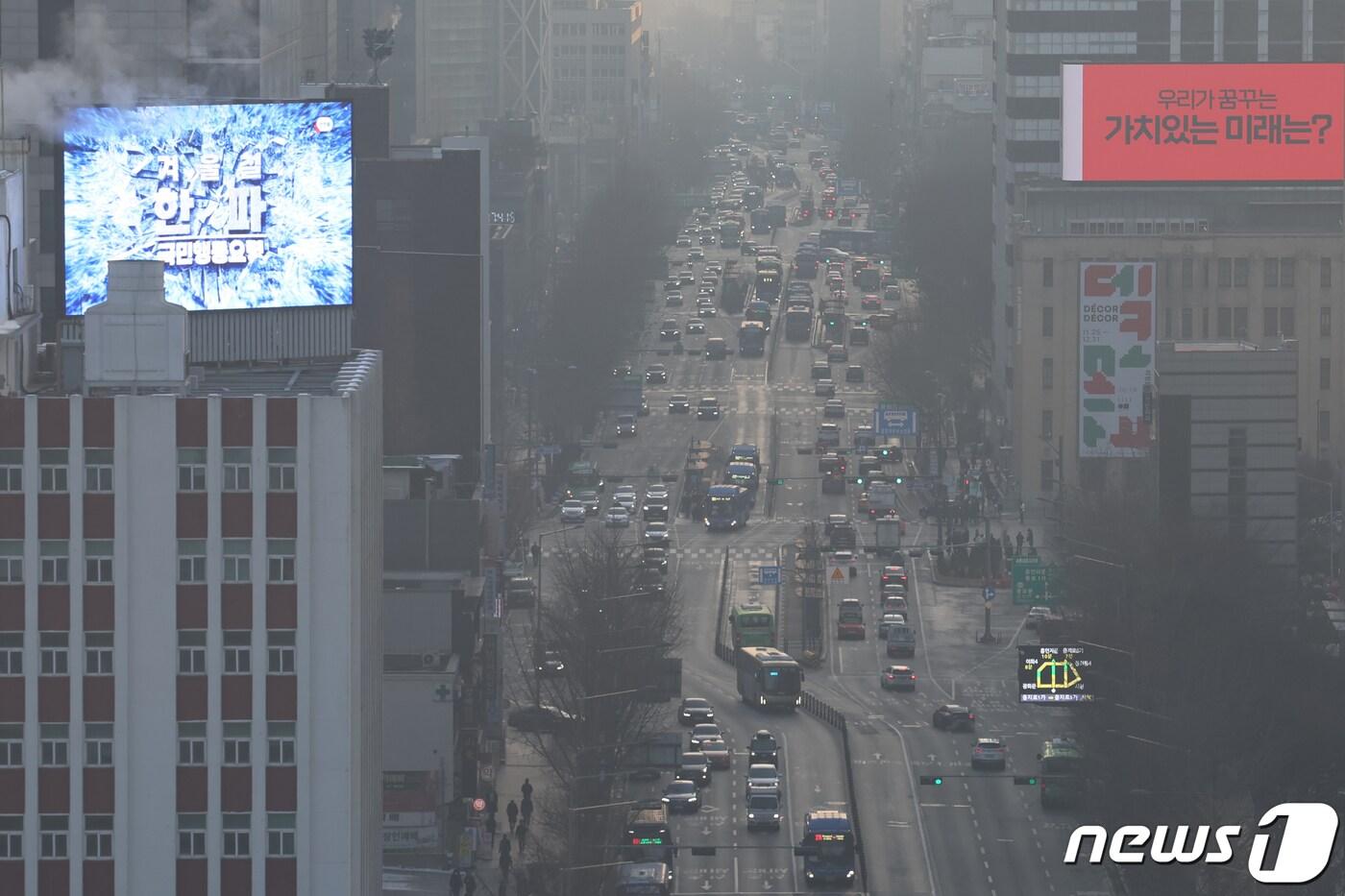 수도권 지역 미세먼지 농도가 '나쁨' 수준으로 예보된 26일 오전 서울 종로구 일대 도심이 뿌옇게 흐린 상태를 나타내고 있다. 2023.12.26/뉴스1 ⓒ News1 민경석 기자