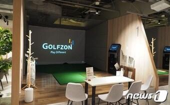 본문 이미지 - 일본 삿포로에 오픈한 ‘유나이티드 골프존 파크’ 직영점 내부. (골프존 제공)