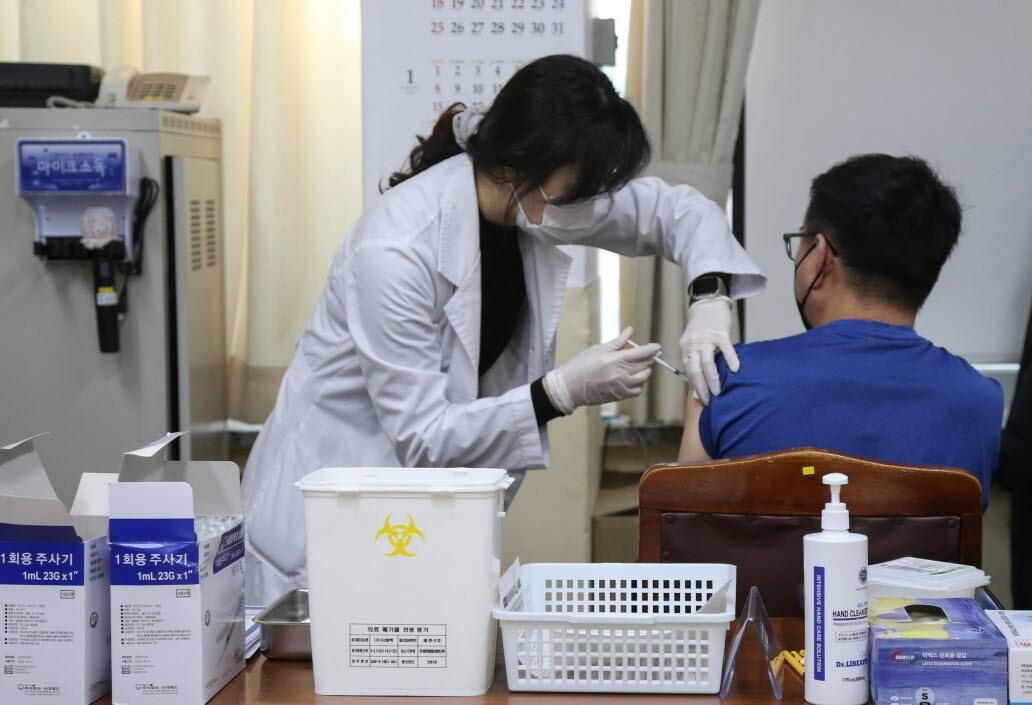 본문 이미지 - 한 군민이 보건소에서 코로나19 백신을 접종하고 있다. (서천군 제공)/뉴스1