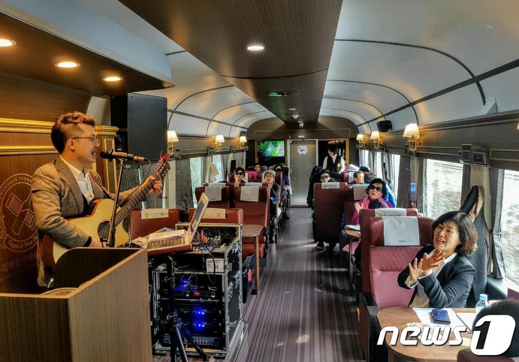 본문 이미지 - 충북 영동군이 운영하는 국악와인 열차에 탑승한 관광객들이 즐거운 한때를 보내고 있다. (영동군 제공) /뉴스1