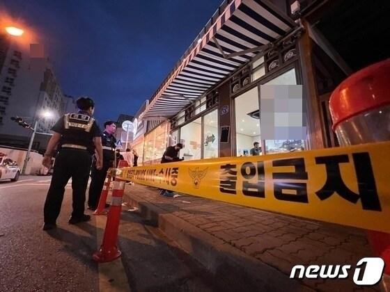 본문 이미지 - 지난 6월22일 오후 7시24분쯤 충북 청주시 흥덕구 강서동 한 음식점에서 흉기 난동이 벌어져 경찰이 현장을 수습하고 있는 모습.2023.6.22./뉴스1