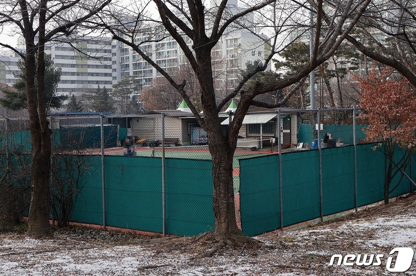 본문 이미지 -  26일 충북 충주에 사는 시민이 공원 테니스장을 찾았다가 황당한 일을 겪었다는 소식이 알려지면서 개선해야 한다는 목소리가 커지고 있다.(충주시닷컴 게시글 캡처)2023.12.26/뉴스1