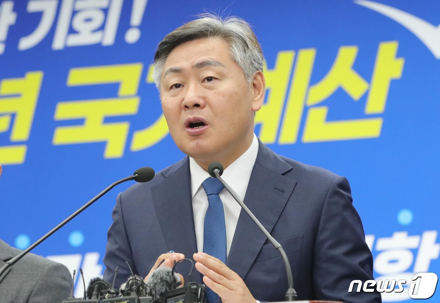 본문 이미지 - 김관영 전북도지사가 26일 전북 전주시 전북도청에서 '2024년 국가예산 확보' 관련 브리핑을 하고 있다. 2023.12.26/뉴스1 ⓒ News1 유경석 기자