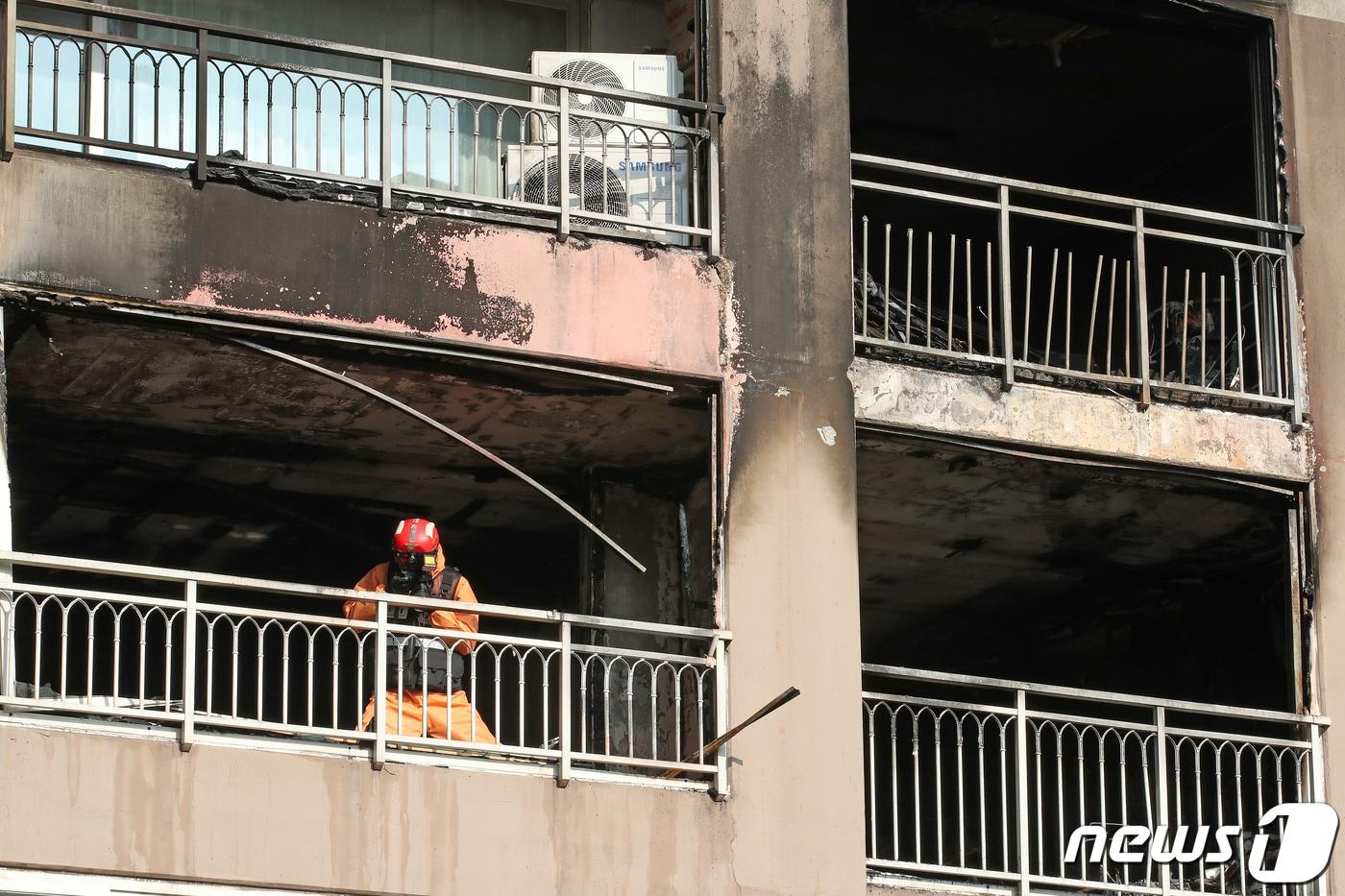 서울 도봉구의 한 아파트 화재현장에서 경찰과 소방 등 관계당국으로 구성된 합동감식팀이 감식을 하고 있다. 전날 이 아파트에선 화재가 발생해 32명의 사상자가 발생했다. 관계당국은 발화지점으로 추정되는 3층 내부에서부터 현장감식을 통해 사고 원인을 규명할 예정이다. 2023.12.26/뉴스1 ⓒ News1 이승배 기자
