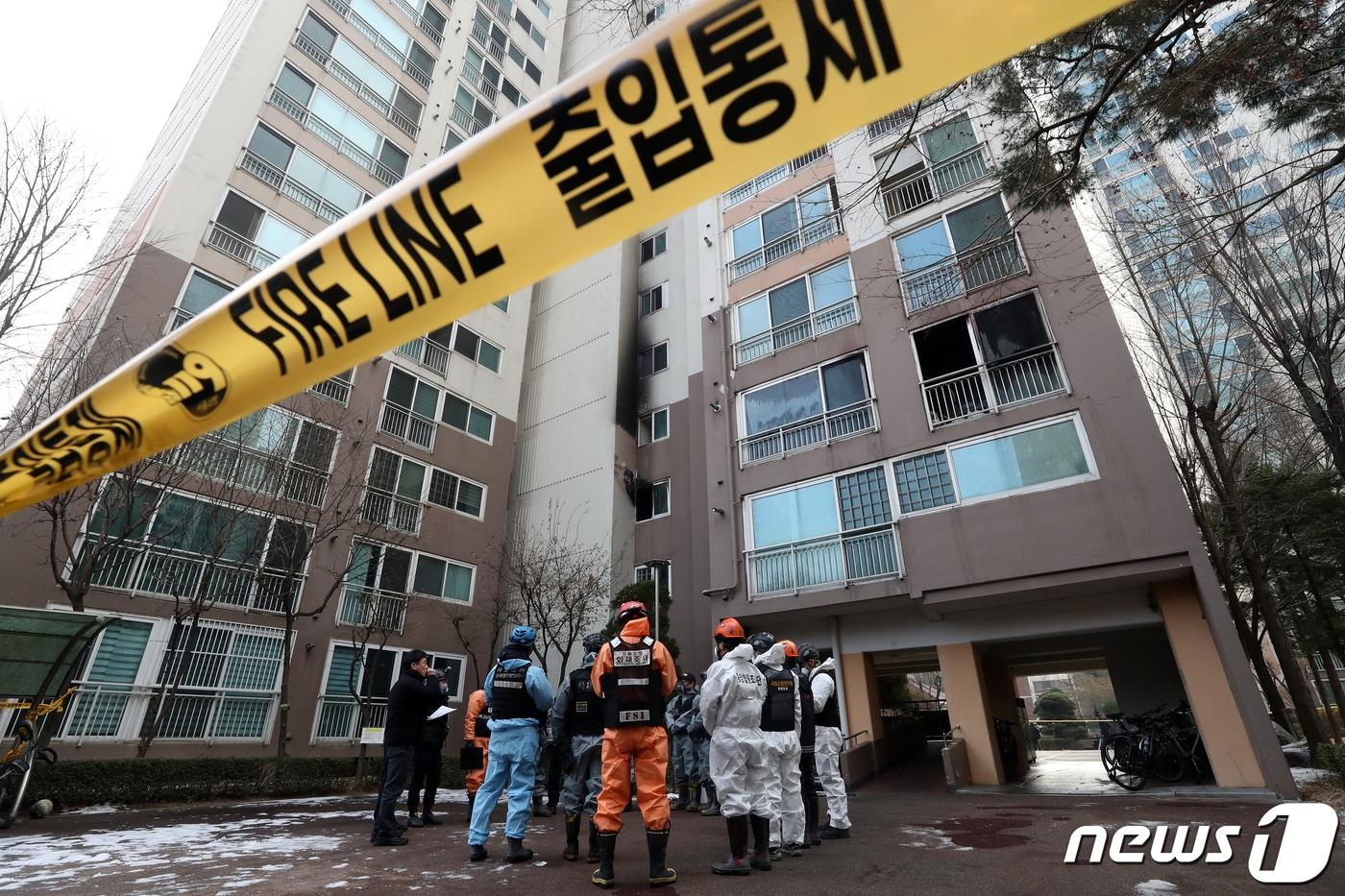 본문 이미지 - 26일 오전 서울 도봉구의 한 아파트 화재현장에서 경찰과 소방 등 관계당국으로 구성된 합동감식팀이 감식을 준비하고 있다. 전날 이 아파트에선 화재가 발생해 32명의 사상자가 발생했다. 관계당국은 발화지점으로 추정되는 3층 내부에서부터 현장감식을 통해 사고 원인을 규명할 예정이다. 2023.12.26/뉴스1 ⓒ News1 이승배 기자