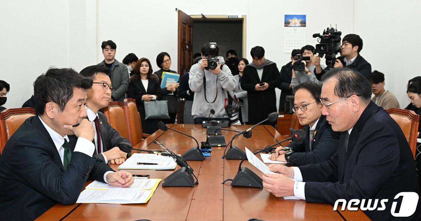 본문 이미지 - 국민의힘 유의동 정책위의장, 이양수 원내수석부대표와 더불어민주당 이개호 정책위의장, 박주민 원내수석부대표가 26일 오후 서울 여의도 국회에서 여야 2+2 합의체 회의를 하고 있다. (공동취재) 2023.12.26/뉴스1 ⓒ News1 황기선 기자