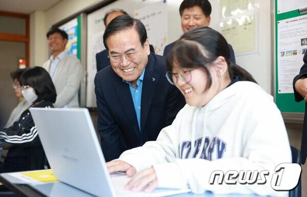 본문 이미지 - 서거석 전북교육감이 스마트기기보급사업을 통해 지급받은 노트북으로 공부하고 있는 학생을 격려하고 있다.(전북교육청 제공)/뉴스1