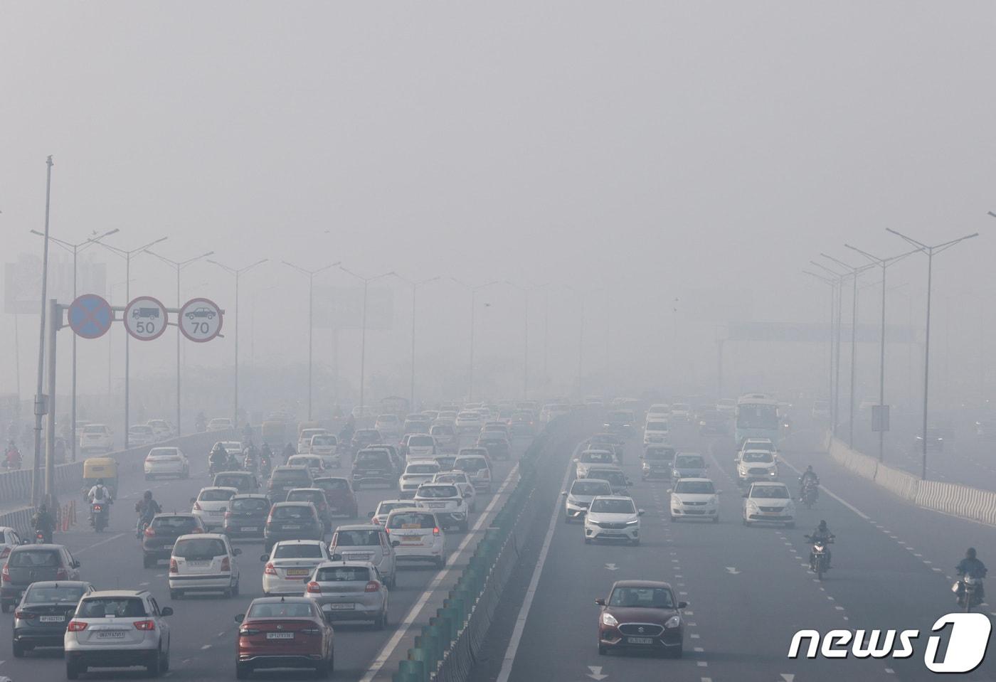 인도 뉴델리의 한 고속도로가 스모그로 가려진 모습.  ⓒ 로이터=뉴스1 ⓒ News1 김예슬 기자