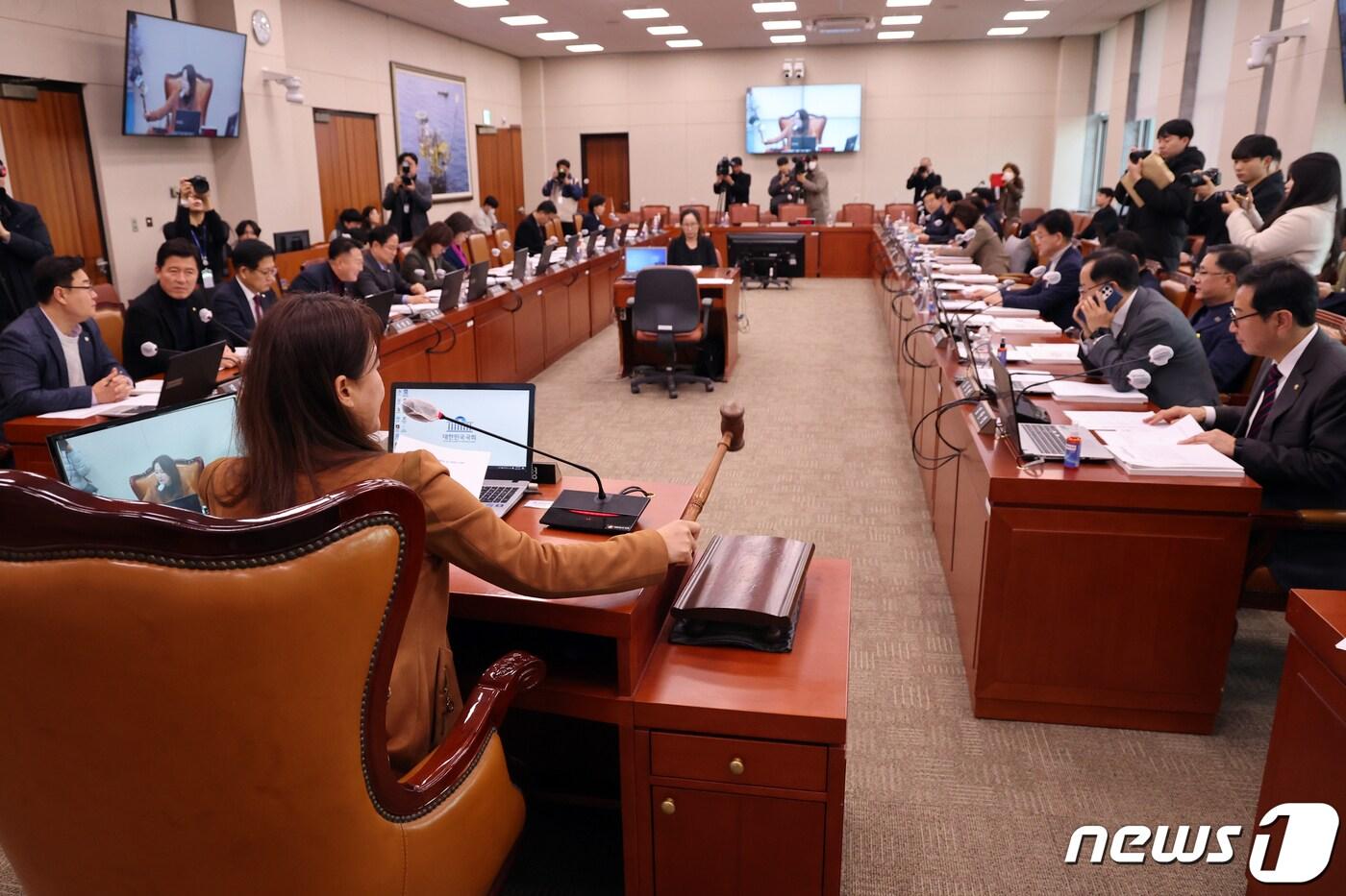 본문 이미지 - 이재정 국회 산자위원장이 26일 오후 서울 여의도 국회에서 열린 산업통상자원중소벤처기업위원회 전체회의에서 의사봉을 두드리고 있다. 2023.12.26/뉴스1 ⓒ News1 황기선 기자