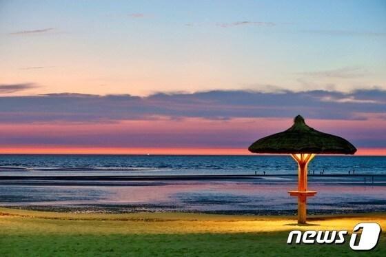 본문 이미지 - 해넘이가 아름다운 전북 부안군 변산해수욕장에서 2023년 마지막을 기념하는 제9회 변산 해넘이 축제가 열린다. 변산해수욕장 낙조(뉴스1/DB)ⓒ News1 박제철 기자