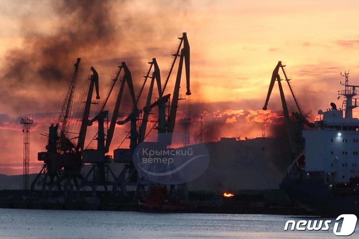 본문 이미지 - 러시아 점령지인 우크라이나 남부 크름반도 페오도시야 항구가 26일(현지시간) 우크라이나군이 쏜 미사일에 맞아 검붉은 연기가 피어오르고 있다. 러시아군은 이날 크름반도에 있던 상륙함 노보체르카스함이 피격돼 1명이 사망했다고 밝혔다. 2023.12.26. ⓒ AFP=뉴스1 ⓒ News1 김성식 기자(사진은 기사 내용과 무관함) / 뉴스1 ⓒ News1
